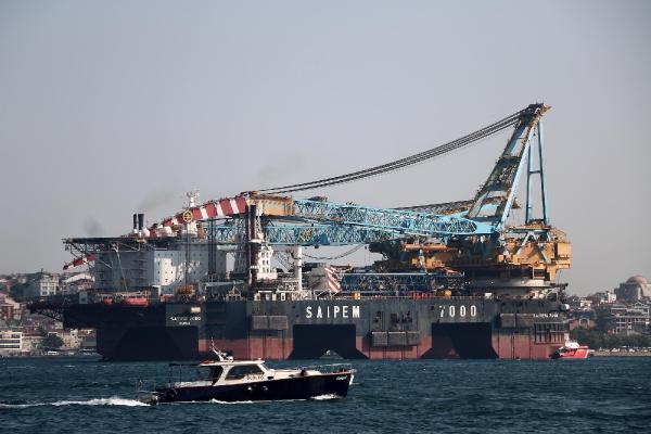 Dev platform Boğaz'dan geçti