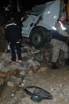 Şaftı kırılan kamyon uçuruma yuvarlandı: 1 ölü