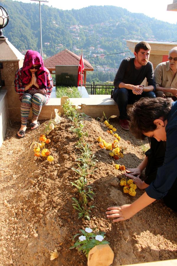 Şehit polisin mezarında Kuran okundu