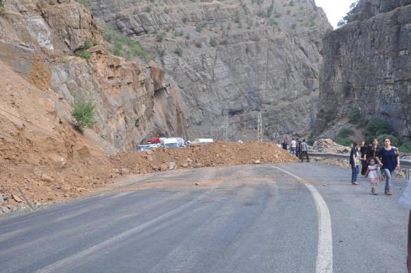PKK, Hakkari-Çukurca karayolunda 2 araç yaktı