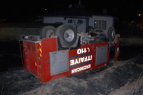 Ot yangınına müdahale eden itfaiye aracı devrildi: 2 yaralı