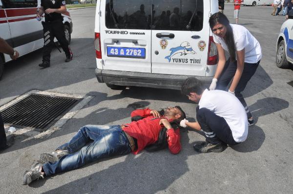 İşçilerle seyyar satıcıların 'kaldırıma basma' kavgası: 12 yaralı