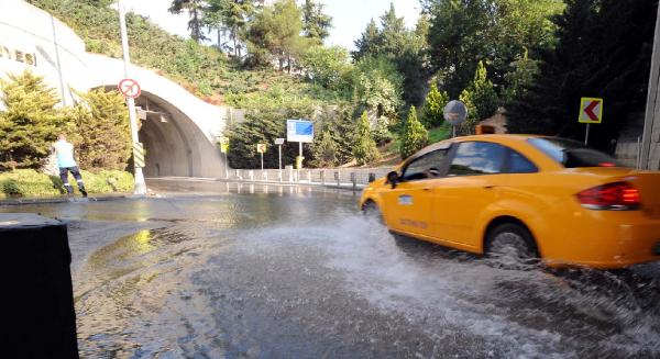Dolmabahçe Tünel girişinde su patlağı tehlike yaratıyor