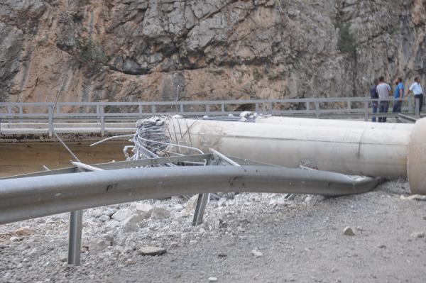 PKK'lıları hendek kazdığı Hakkari-Çukurca yolu hala kapalı