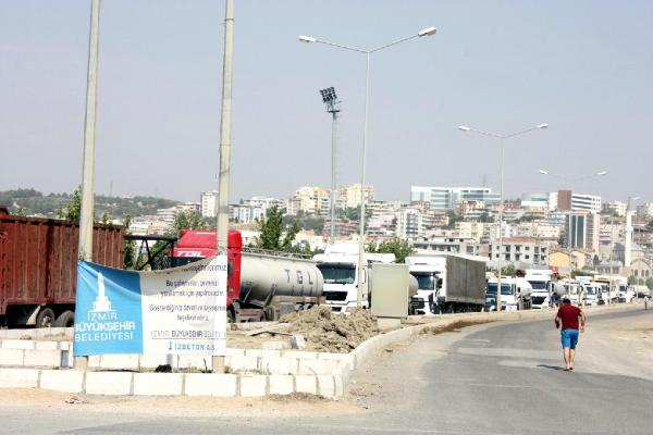 8 aydır bitmeyen yolu, protesto edip trafiğe kapattılar