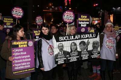 Kadınlar "Annelik kariyer değil tercihtir" dedi