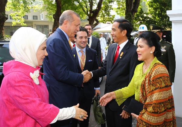 Erdoğan, Endonezya Cumhurbaşkanı tarafından resmi törenle karşılandı