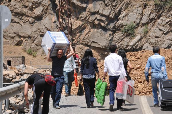 PKK'lıların hendek kazdığı Hakkari-Çukurca yolu hala kapalı(2)