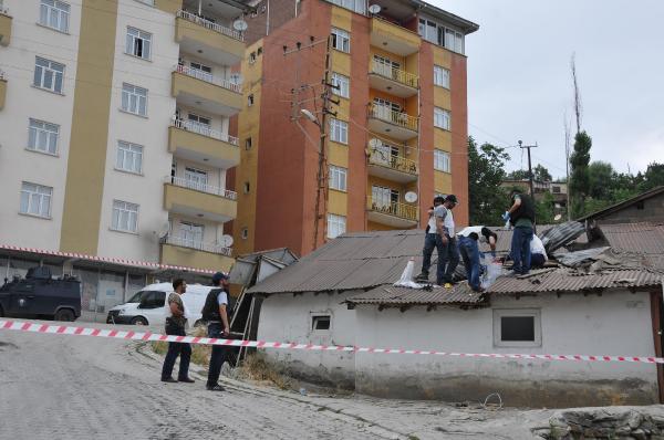 Hakkari'de polise atılan roket evin damına düştü