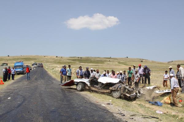Çankırı'da otomobille traktör çarpıştı: 3 ölü, 4 yaralı