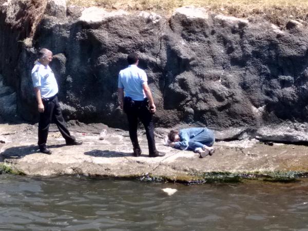 Deniz kıyısında uyuyan kadın hastaneye kaldırıldı