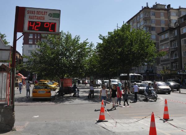 Sivas'ta sıcaktan bunalanlar serinlemek için çare aradı