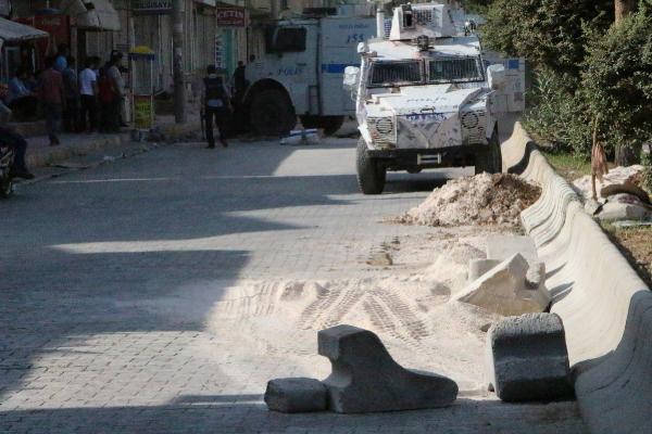 Mardin'de yol kesen PKK'lılara polis müdahale etti
