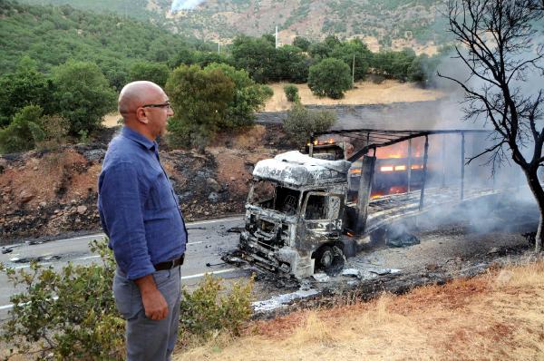 Yol kesip 3 aracı ateşe veren PKK'lıların kaçtığı bölgeyi kobralar bombalıyor (2)