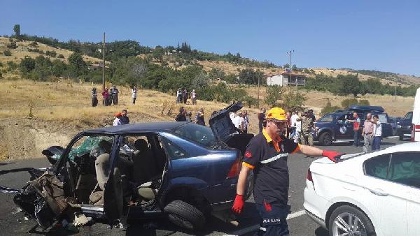 Otomobiller kafa kafaya çarpıştı: 1 ölü, 4 yaralı