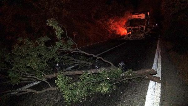 Yol kesip 3 aracı ateşe veren PKK'lıların kaçtığı bölgeyi kobralar bombalıyor (3)