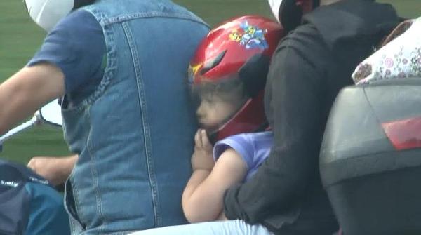TEM'de tehlikeli yolculuk..Anne ve babası ile motorsiklette giderken  korkusu yüzüne yansıdı