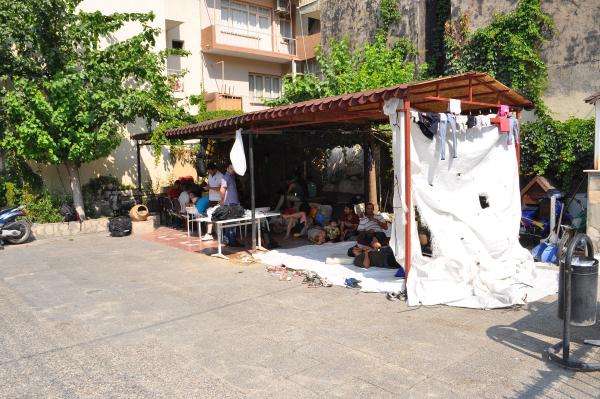Polis merkezinin bahçesi mülteci kampına döndü