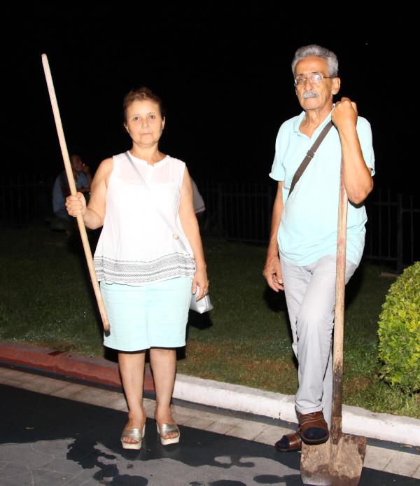 Kedileri korumak için sopa ve kürekli nöbet