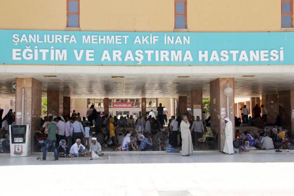 Hastalar içeride yakınları bahçede konaklıyor