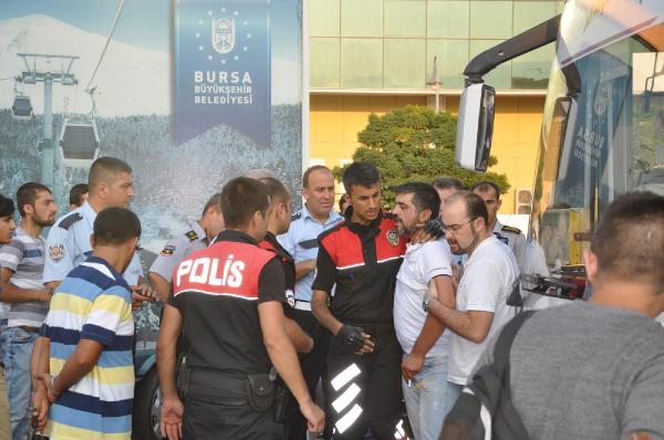 Halk otobüsü şoförü tartıştığı seyyar satıcıyı bıçakla yaraladı