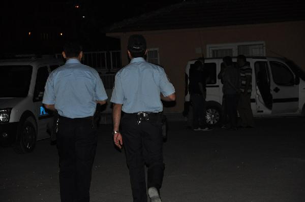 Benzin döktükleri okulu yakmaya çalışırken yakalandılar