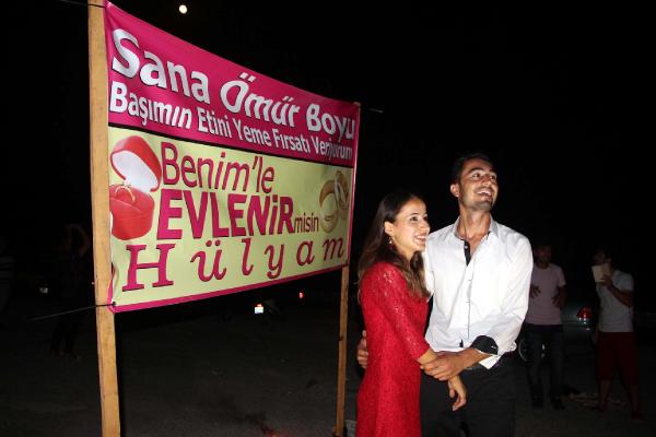 Havai fişekli sürpriz evlilik teklifi