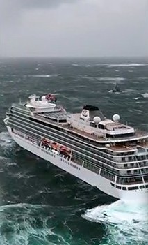 Turist gemisi bin 300 yolcuyla sürükleniyor