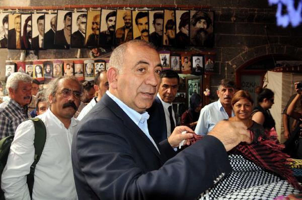CHP heyeti Diyarbakır'da, Gürsel Tekin: HDP'nin kapatılması kabul edilemez
