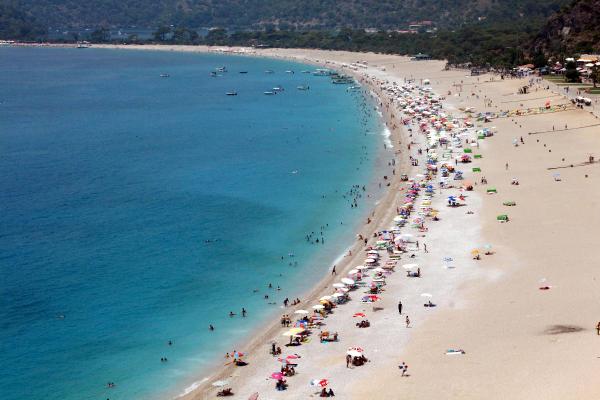 Fethiye'de sıcaktan bunalan denize koştu