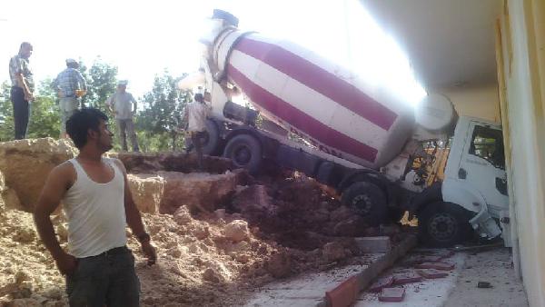 Freni boşalan beton mikseri binaya çarptı
