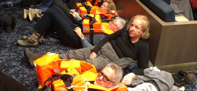 Sürüklenen gemiden 350 yolcu kurtarıldı