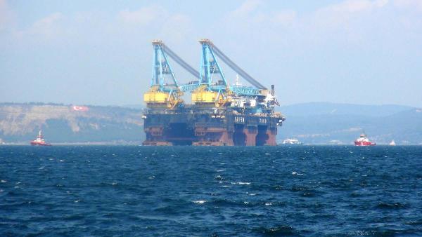 Çanakkale Boğazı'ndan dev gemi geçti