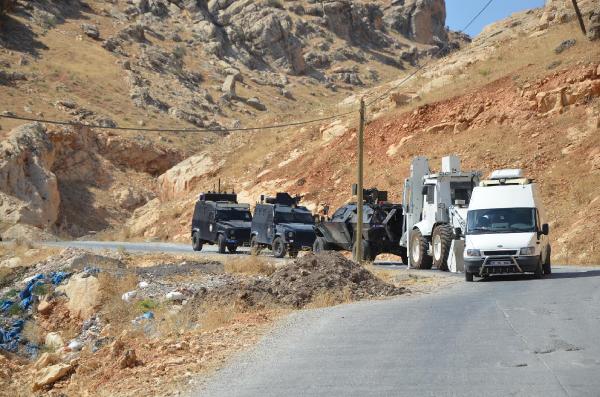 Silvan'da baraj inşaatı yoluna konan piknik tüplü bomba imha edildi