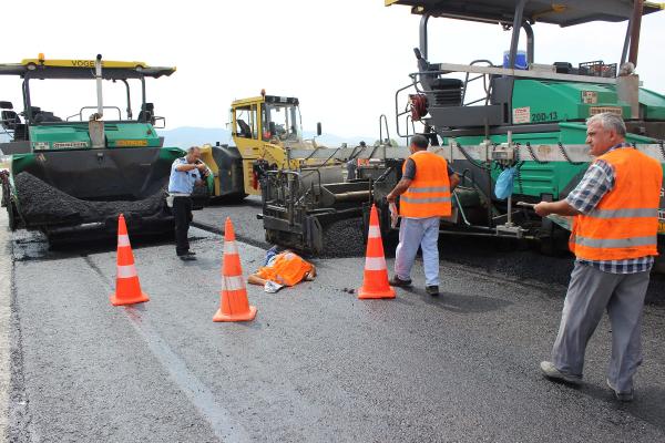 Asfalt çalışması sırasında kamyon altında kalan işçi öldü