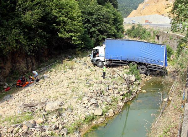 Otomobil ve kamyon çarpıştı: 7 yaralı