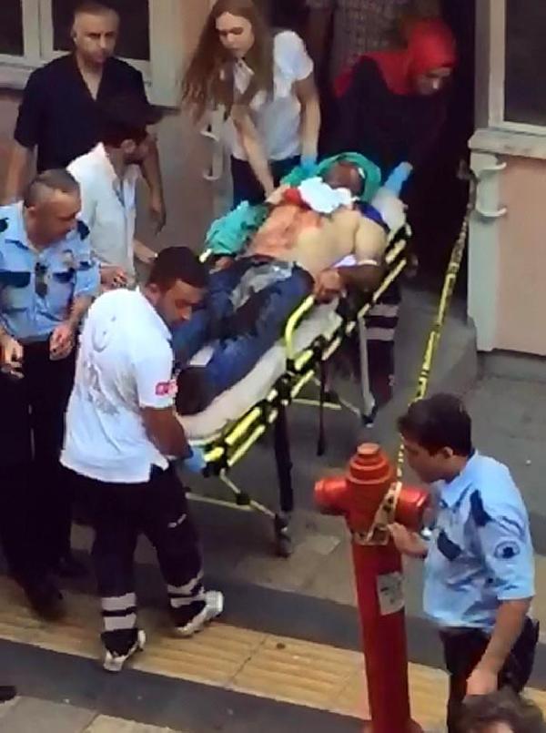 Şizofreni hastası genç satırla dehşet saçtı: 2 yaralı