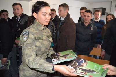 Mehmetçik'ten Kosova'da öğrencilere 'Uyuşturucunun Zararları' konferansı