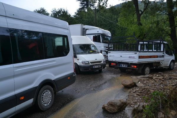 Andırın'da sağanak yağış ulaşımı aksattı