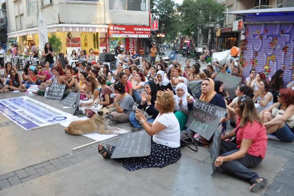 Kadınlardan 'Barış için ses çıkarıyoruz' eylemi