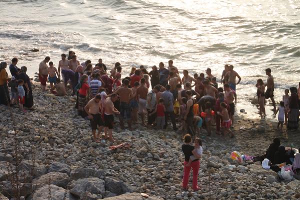 Torununu dalgaların arasından son anda kurtardı