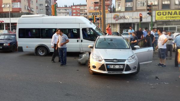 Freni boşalan minibüs, kırmızı ışıkta bekleyen araçlara çarptı