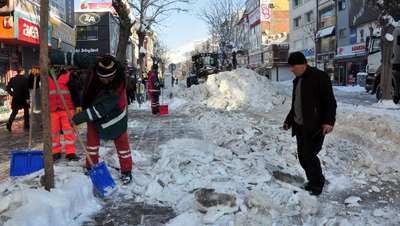 Van'da kar yolları kapattı