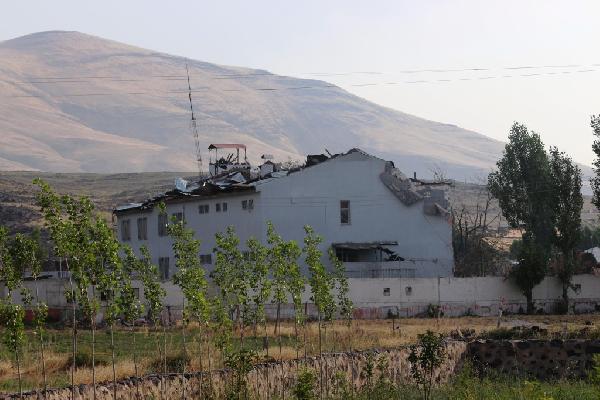 PKK, 2 ton bomba yüklü traktörle karakola intihar saldırısı düzenledi: 2 şehit, 24 yaralı