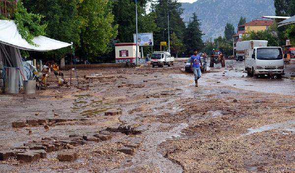 Antalya Elmalı'yı sel vurdu