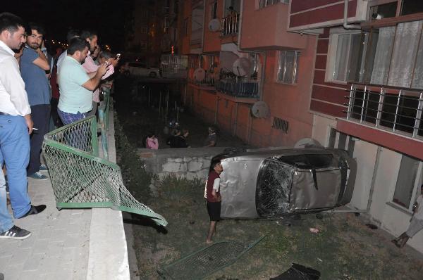Otomobil, apartman bahçesine uçtu, sürücü 'Sabah gelir alırım' dedi