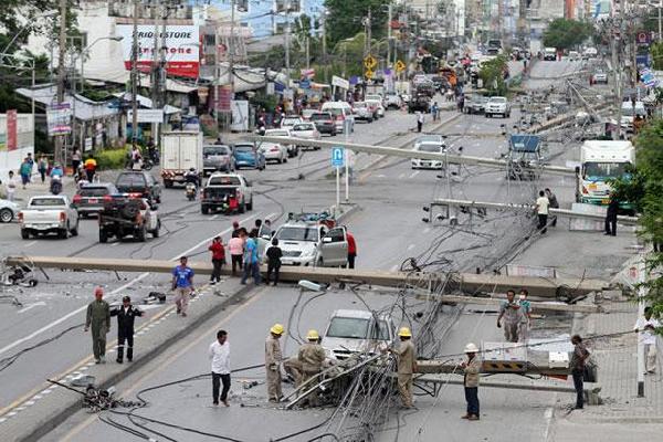 Bir araç 47 elektrik direğini devirdi, trafik felç oldu
