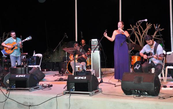 Bülent Ortaçgil ve Birsen Tezer, Didim'de aynı sahneyi paylaştı