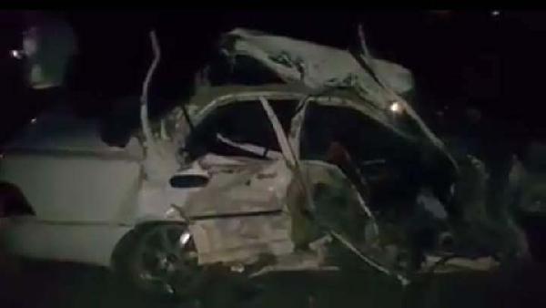 Tren, maçtan dönen gençlerin otomobilini ezdi: 4 ölü, 3 yaralı