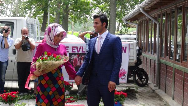 Bir kamyonet dolusu gülle evlenme teklifi